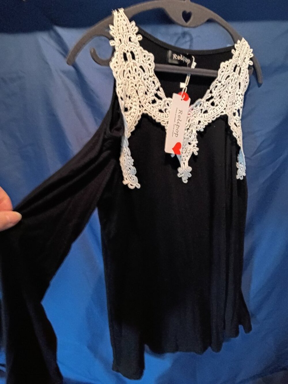 NWT Black cold shoulder tip w/white lace large